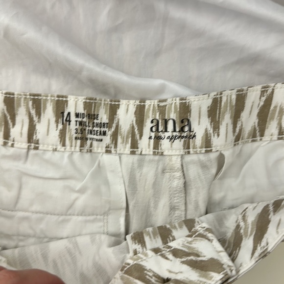 A.n.a. Womens 14 tan white mid-rise twill shorts new with tags - Picture 3 of 6